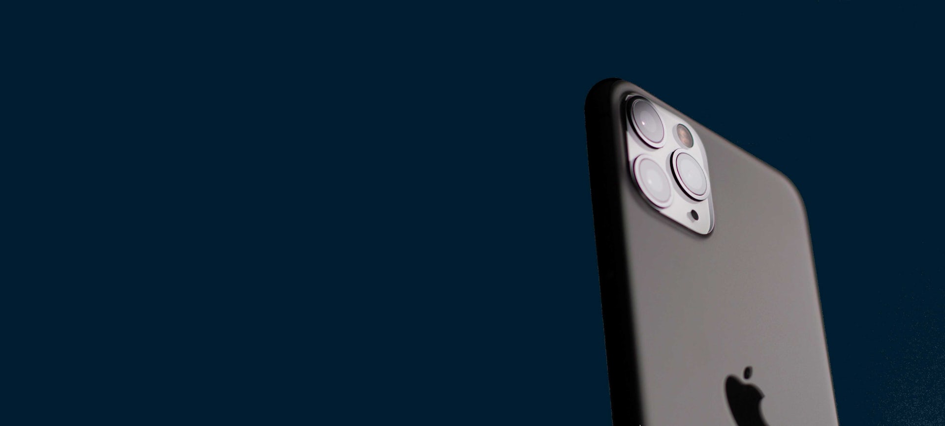 Nieuwste iPhone tegen een donkere achtergrond
