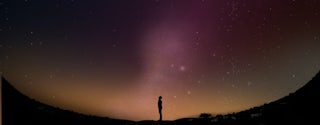 Un homme regardant les étoiles