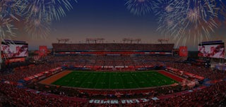 Ilotulitteita ammutaan Raymond James Stadiumilla Floridan Tampassa.