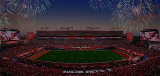 Fyrverkeri eksploderer på Raymond James stadion i Tampa, Florida.