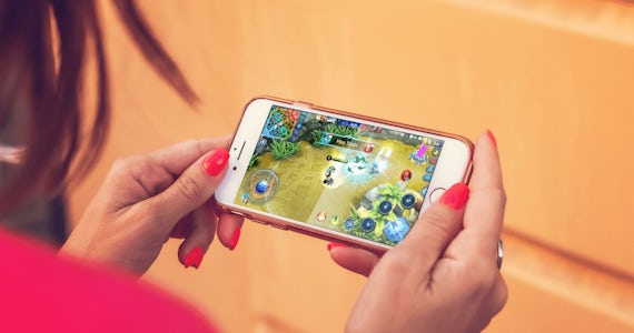 Una persona jugando Mobile Legends: Bang Bang en un teléfono