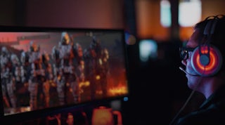 VPN til gaming: En gamer med headset, der spiller på en computer