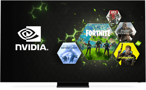 Skærm med Nvidia-logo og online spil.
