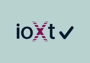Logotipo de ioXt Alliance con marca de verificación.
