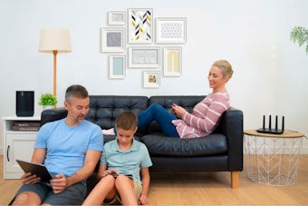 Imagem do estilo de vida do ExpressVPN Aircove em uma sala de estar.
