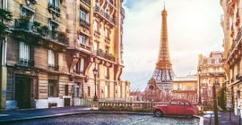Вид на Эйфелеву башню в Париже.