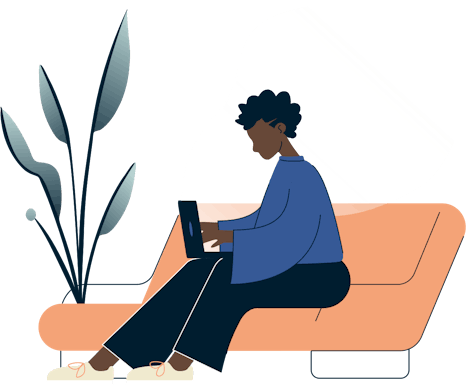 Een vrouw met een laptop op de bank.