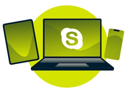 Kannettava tietokone, tabletti ja puhelin, joissa on Skype-logo.