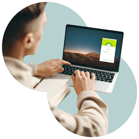 Una persona utiliza una laptop con ExpressVPN.