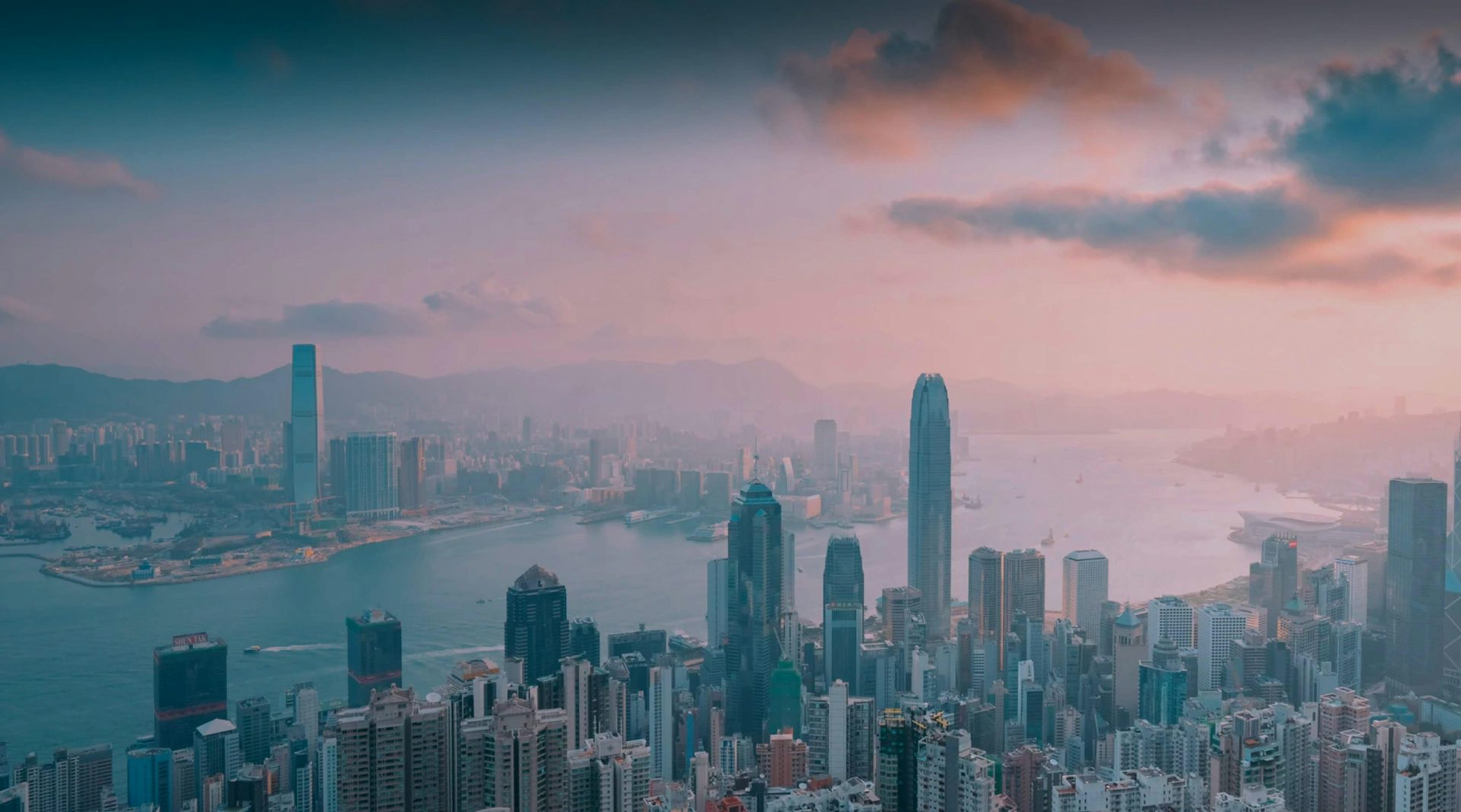 홍콩 스카이라인과 항구. 홍콩 VPN을 이용하세요.